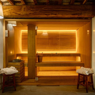 Sauna finlandese privata di Villa Di Valgiano, con panche in legno e porta in vetro