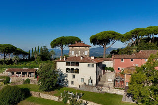 Vista aerea di Villa Di Valgiano, circondata da giardini, pini e cipressi sulle colline di Lucca.