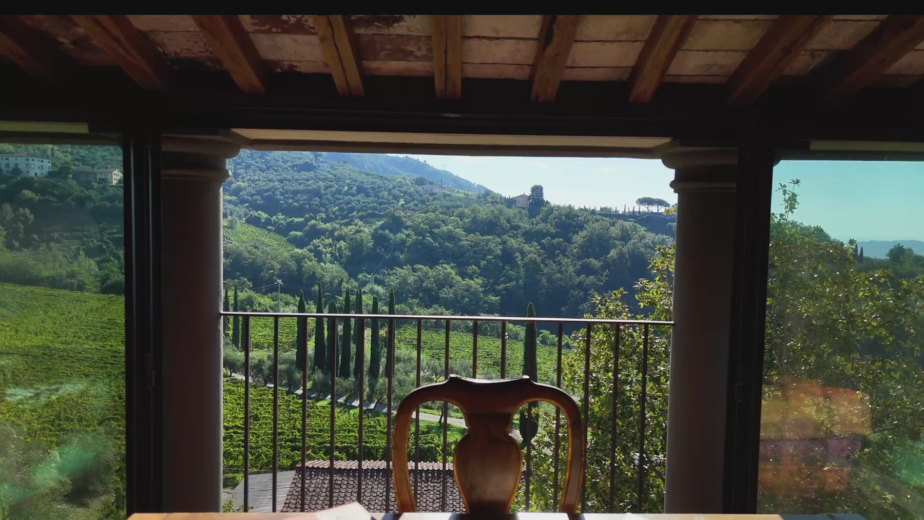 Riprese aeree di Villa Di Valgiano, della piscina, dei vigneti e della villa padronale della Tenuta, sulle colline di Lucca.